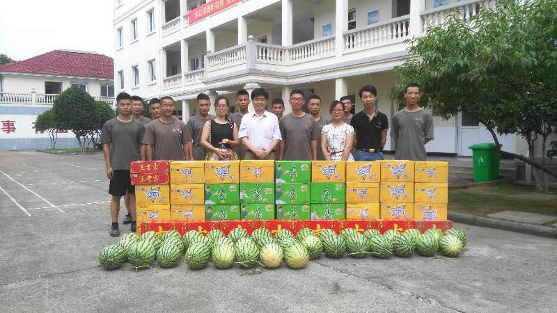 连续拥军18年,情系军营谱写军民鱼水情.jpg 连续拥军18年,情系军营谱写军民鱼水情.jpg